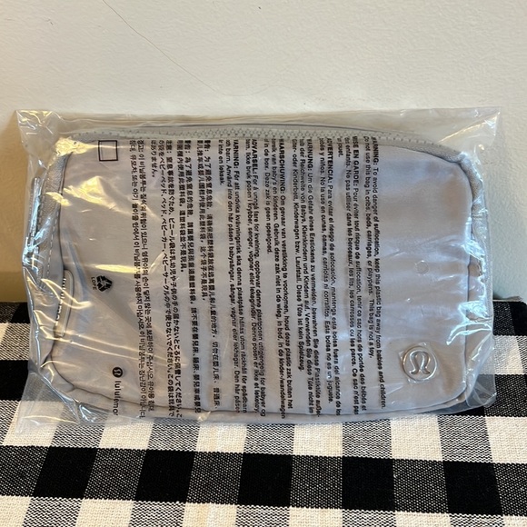 Gray Silver Drop NWT Lululemon Everywhere Belt Bag 1L - Picture 5 of 5